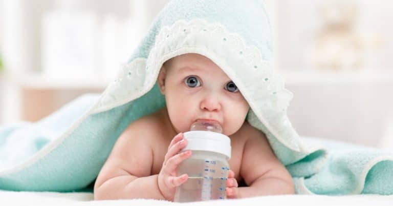 बाळाला रात्री दूध पाजल्यावर पाणी पाजणे आवश्यक आहे का?; जाणून घ्या